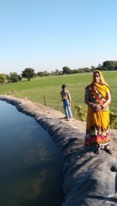 खेत तालाब निर्माण से श्रीमती गुलाबबाई अब कर रही है खेतों में पर्याप्त सिंचाई