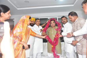 केंद्रीय मंत्री श्री गडकरी का स्थानीय जनप्रतिनिधि एवं प्रशासनिक अधिकारियों ने किया आत्मीय स्वागत